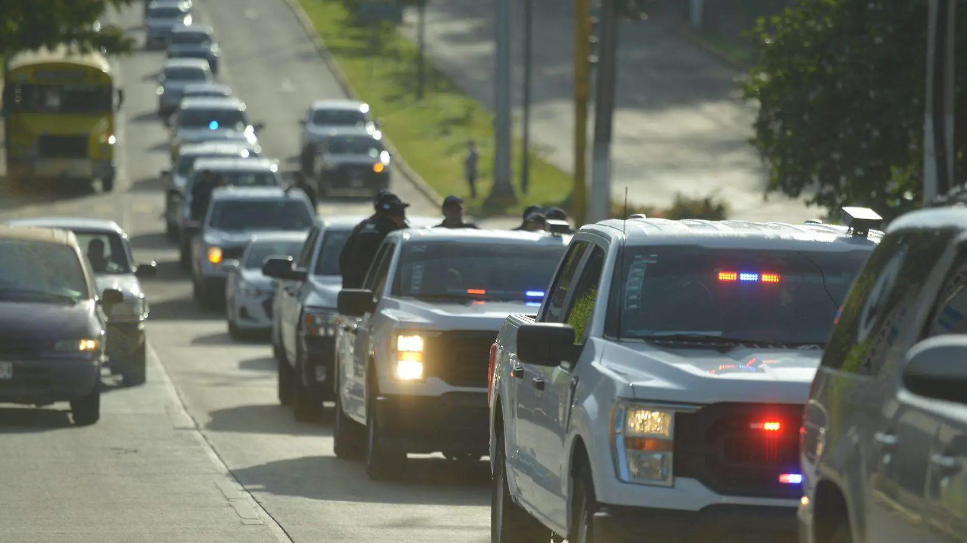 Una larga caravana de automóviles acompañó a Juan Santos